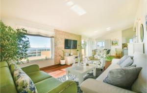 un salon avec un canapé et une table dans l'établissement Cozy Home In Podstrana With Sauna, à Podstrana