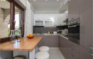 Kuchyň nebo kuchyňský kout v ubytování Awesome Home In Krnica