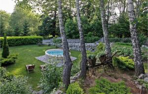 Κήπος έξω από το Beautiful Home In Breze With Jacuzzi