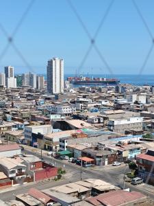 a large city with buildings and the ocean at Departamento familiar Iquique in Iquique