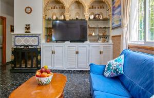 Un televizor și/sau centru de divertisment la Cozy Home In Doña Mencía With Wifi
