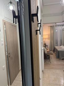 a hallway with a door and a room with a bed at Evann's sweet home in Larisa
