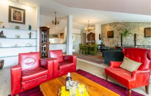 Χώρος καθιστικού στο 2 Bedroom Cozy Apartment In Porec