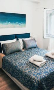 Ένα ή περισσότερα κρεβάτια σε δωμάτιο στο Urban-chic apartment in the heart of Athens