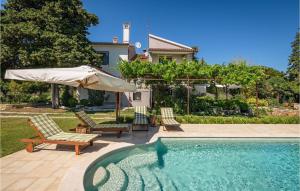 Bazén v ubytování Awesome Home In Krnica nebo v jeho okolí