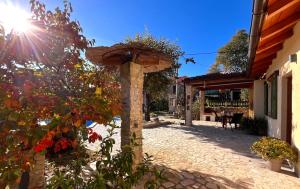 un ombrello su un palo in un cortile di “House Botić” a Durakovići Altre 17 foto