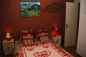 una camera da letto con un letto e due comodini con lampade di Appartement T2 - Centre Lélex a Lélex