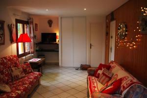 un soggiorno con un divano e una TV di Appartement T2 - Centre Lélex a Lélex