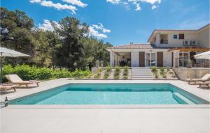 Bazén v ubytovaní Stunning Home In Umag With Wifi alebo v jeho blízkosti