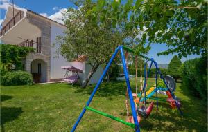 Herní místnost nebo prostor pro děti v ubytování Awesome Home In Runovic With Wifi