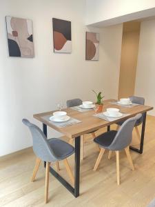 mesa de comedor con 4 sillas y mesa en Departamento de Estreno en Miraflores, en Lima
