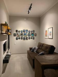 a living room with a couch and a tv at Recanto Lambari da Canastra in Delfinópolis
