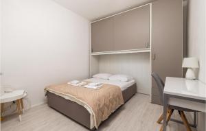Posteľ alebo postele v izbe v ubytovaní 6 Bedroom Amazing Home In Icici