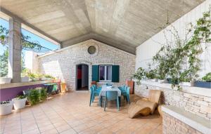 Un patio al aire libre con mesa y sillas. en Amazing Home In Pula With Sauna, en Pula 42 fotos más