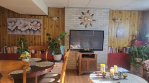 TV a/nebo společenská místnost v ubytování Charming - 2 bedrooms suite, 1 full bath & family room