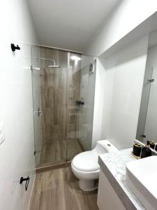 Un baño blanco con ducha y WC. en Departamento de Estreno en Miraflores, en Lima 3 fotos más