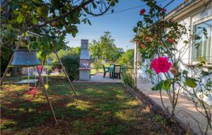 Ogród w obiekcie 2 Bedroom Awesome Home In Vodnjan