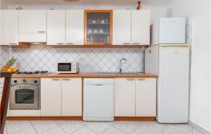 Kuchnia lub aneks kuchenny w obiekcie 2 Bedroom Awesome Home In Vodnjan