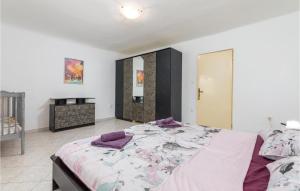 Łóżko lub łóżka w pokoju w obiekcie 2 Bedroom Awesome Home In Vodnjan