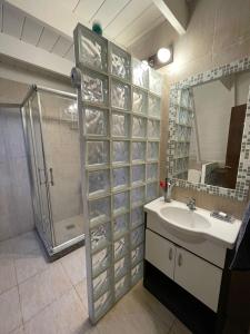 un baño con lavabo y ducha en Tata Home, en Mar Azul