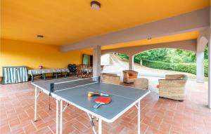 Stolný tenis v ubytovaní 3 Bedroom Beautiful Home In Marliana alebo v jeho okolí