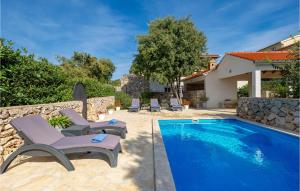 eine Villa mit Swimmingpool und Terrassenmöbeln in der Unterkunft Nice Apartment In Garica With Wifi in Garica