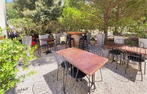 Κήπος έξω από το Awesome Apartment In Narbonne With Wifi