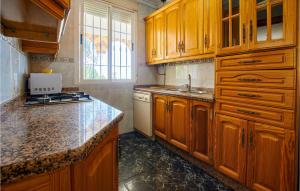 O bucătărie sau chicinetă la Cozy Home In Doña Mencía With Wifi
