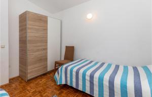 Postel nebo postele na pokoji v ubytování 3 Bedroom Beautiful Apartment In Klek