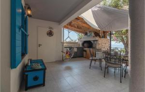 Posedenie v ubytovaní Four-Bedroom Holiday Home In Zdrelac