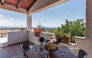 Μπαλκόνι ή βεράντα στο Two-Bedroom Apartment In Peruski