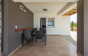 Balkon lub taras w obiekcie Awesome Apartment In Kustici, Novalja
