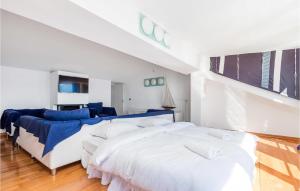 Posteľ alebo postele v izbe v ubytovaní 5 Bedroom Awesome Home In Pag