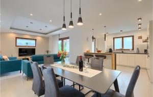 Un comedor y una sala de estar con mesa y sillas. en Villa Dora N, en Nedeščina