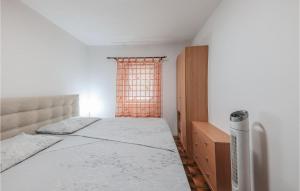 Ein Bett oder Betten in einem Zimmer der Unterkunft Beautiful Apartment In Lokva Rogoznica