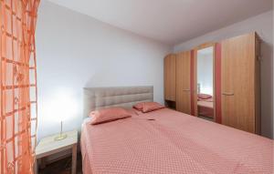 Ein Bett oder Betten in einem Zimmer der Unterkunft Beautiful Apartment In Lokva Rogoznica