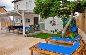 Vonkajšia záhrada v ubytovaní Two-Bedroom Apartment In Metkovic