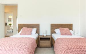 Posteľ alebo postele v izbe v ubytovaní Two-Bedroom Apartment In Metkovic