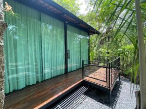 Colinas Do SulCéu da Terra的一个带木甲板的房子的门廊上纱窗