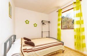 Posteľ alebo postele v izbe v ubytovaní 4 Bedroom Awesome Home In Pupnat