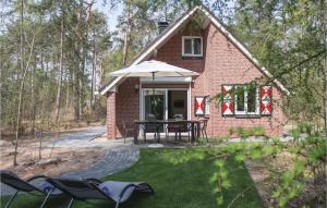 een stenen huis met een tafel en stoelen in de tuin bij Houtsnip in Ommen