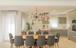 une cuisine et une salle à manger avec une table et des chaises dans l'établissement Lovely Home In Poljica With Sauna, à Poljica