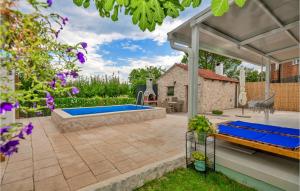 Bazén v ubytovaní Two-Bedroom Apartment In Metkovic alebo v jeho blízkosti + 35 fotografií