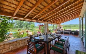 ロヴィニにあるVilla Valadeの屋外ダイニングエリア(テーブル、椅子付)