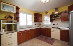 Η κουζίνα ή μικρή κουζίνα στο Holiday Home Labin Vinez Ii +20 φωτογραφίες