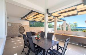 Μπαλκόνι ή βεράντα στο Beautiful Apartment In Kastel Gomilica