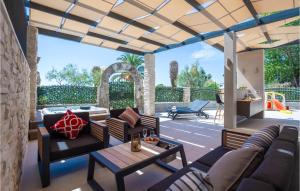 Χώρος καθιστικού στο Beautiful Apartment In Kastel Gomilica +26 φωτογραφίες