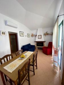 une salle à manger et un salon avec une table et des chaises dans l'établissement Villetta a Tanaunella, à Tanaunella 8 autres photos