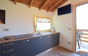 Η κουζίνα ή μικρή κουζίνα στο Beautiful Home In Capovalle With Wifi