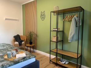 een kamer met een bed en een plank bij Wolfsbutze - zentrales Motto Apartment in Verden